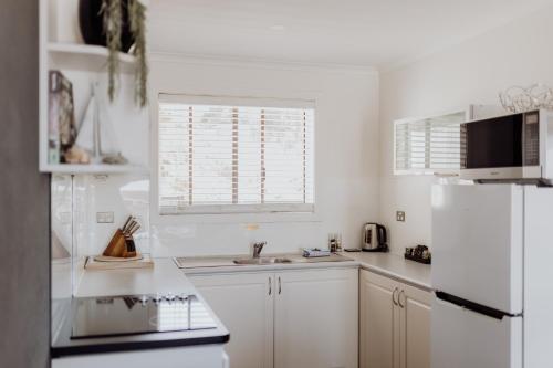 Cuisine ou kitchenette dans l'établissement Sweetwater Villas