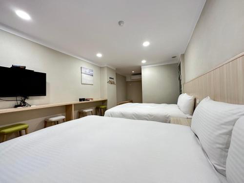 Postel nebo postele na pokoji v ubytování Yoshi Hotel - Tainan Station Branch