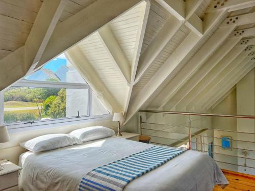 una cama en una habitación con una ventana grande en Crystal Waters, St Francis Bay, Eastern Cape, en St Francis Bay