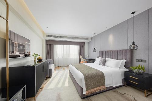 a hotel room with a bed and a desk at Dashen Hotel Shunde Lecong in Shunde