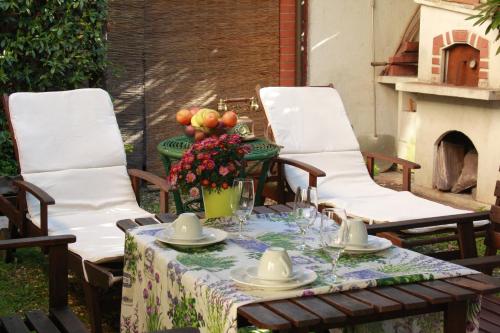 einen Tisch und Stühle mit einer Obstschale darauf in der Unterkunft St. John Villa in Rom