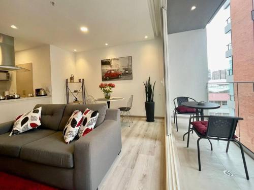 salon z kanapą i stołem w obiekcie SPECTACULAR SUITE w mieście Quito