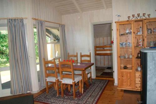 ein Esszimmer mit einem Holztisch und Stühlen in der Unterkunft Ferienhaus Diedrichsen in Brekendorf