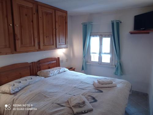 sypialnia z dużym łóżkiem z dwoma ręcznikami w obiekcie canton 520 camera matrimoniale e appartamento self check in w Livigno