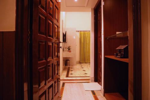 przedpokój z drzwiami do kuchni i łazienki w obiekcie Villa Benares w mieście Waranasi