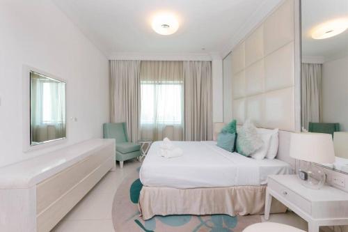 Postel nebo postele na pokoji v ubytování 1BR Downtown Dubai suite with stunning views