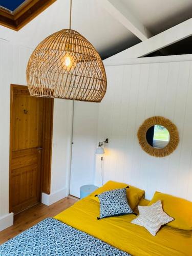 - une chambre dotée d'un lit jaune avec 2 étoiles dans l'établissement Maison cabane proche océan/bassin !!!, à Lège-Cap-Ferret