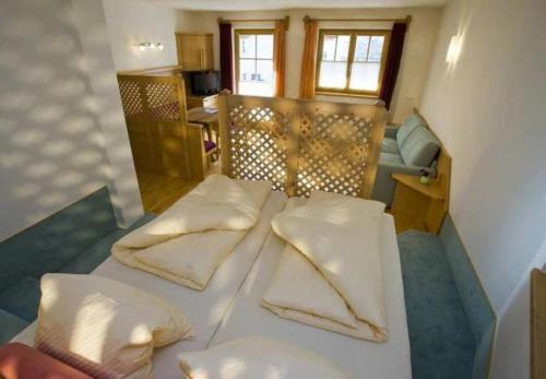 sypialnia z 2 białymi poduszkami na łóżku w obiekcie Appartements Birnbaumer w mieście Matrei in Osttirol