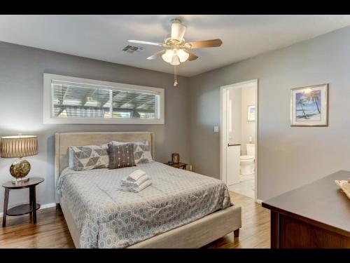 um quarto com uma cama e uma ventoinha de tecto em Scottsdale's Clubhouse Escape em Scottsdale