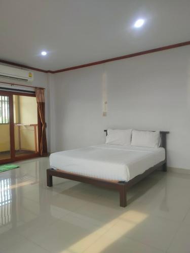 a bedroom with a white bed in a room at Chatchawan Resort in Ban Tha Sao