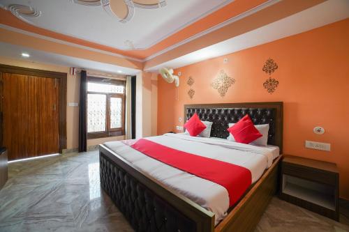 sypialnia z dużym łóżkiem z czerwonymi poduszkami w obiekcie Kailash View Inn w mieście Bhowāli