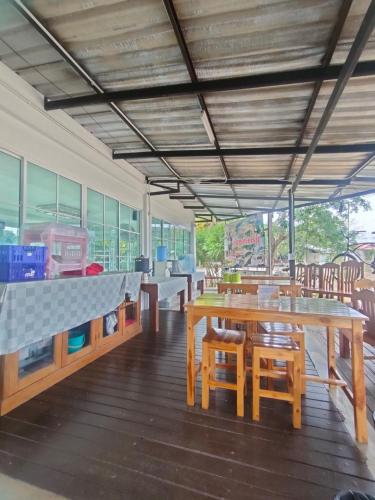 a dining room with a table and some chairs at Chatchawan Resort in Ban Tha Sao