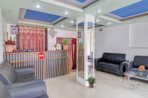 una sala de estar con sofás y una señal de stop en el techo en OYO Hotel Jay Palace en Srinagar