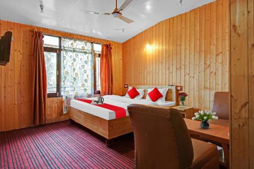 - une chambre avec un lit, un bureau et une fenêtre dans l'établissement OYO Hotel Jay Palace, à Srinagar