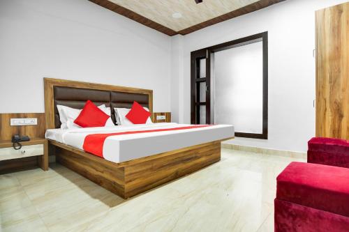 Кровать или кровати в номере Flagship Hotel Crown