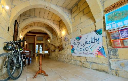 ein Gebäude mit einem an der Wand geparkt in der Unterkunft Happy and Healthy Gozo B&B HOUSE in Victoria