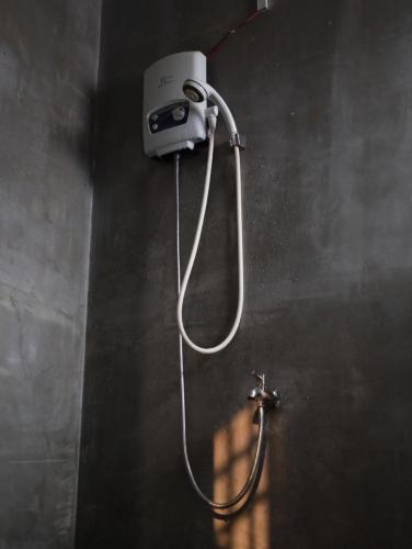 een douche in een badkamer met een camera aan de muur bij BLANK GUEST HOUSE in Siem Reap