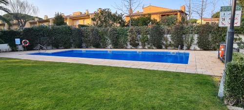 una pequeña piscina azul en un patio en ApartamentoCalellaClos, en Calella de Palafrugell