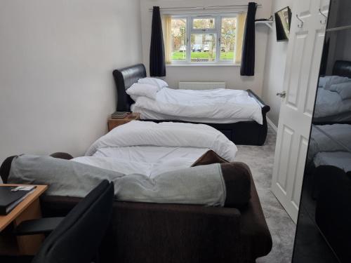 เตียงในห้องที่ Large Kingsize ensuite in Kingswood, Bristol, BS15