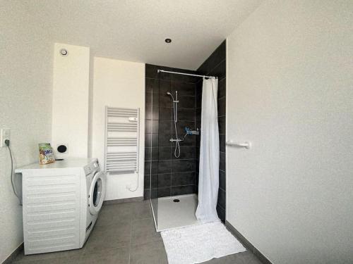 a bathroom with a shower with a shower curtain at Appartement 4 au calme dans le Sauternais in Budos