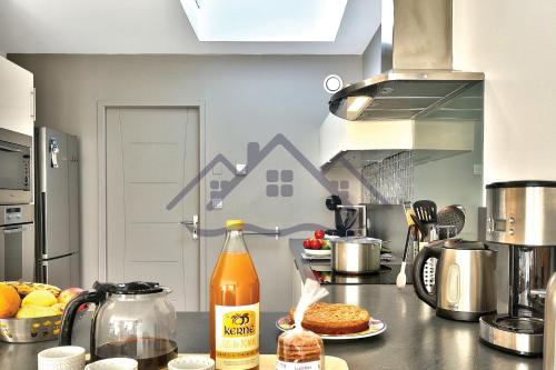 une cuisine avec un comptoir et une table à manger dans l'établissement LocaLise - M7 - La petite Ty Awenïg de plain-pied pour 2 personnes au Guilvinec - Tout à pied, plage, port, centre, commerces, marché - Wifi inclus - Linge de lit inclus, au Guilvinec