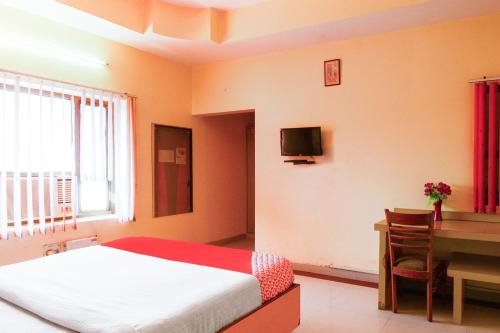 um quarto com uma cama, uma secretária e um computador em Flagship Hotel Samar Palace em Jaipur