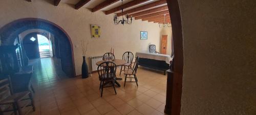 - une salle à manger avec une table et des chaises dans l'établissement Domaine de l'Esquibat, à Fumel