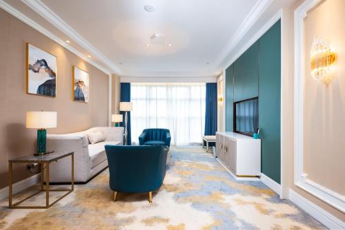 a living room with a couch and a table at Wuhu Suning Universal Hotel in Wuhu