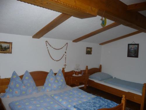 a bedroom with two beds and a table at Ferienwohnung Haus König in Türnitz