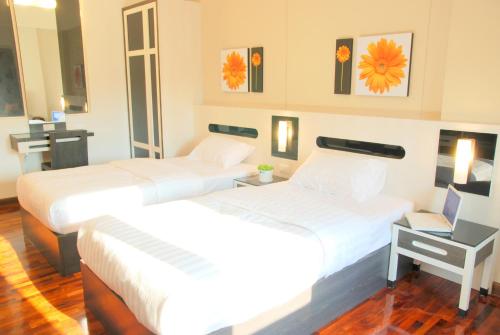 Una cama o camas en una habitación de The Inn Saladaeng
