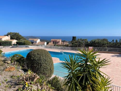 une piscine avec vue sur l'océan dans l'établissement Bastide 2 chambres - Piscine - Vue Mer - Wifi - 2 SDB, à La Croix-Valmer