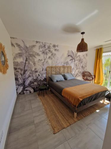 - une chambre avec un lit orné d'une fresque murale de palmiers dans l'établissement La Villa Bleue, à Saumane-de-Vaucluse