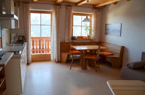 cocina y comedor con mesa y sillas en Biohof Unterstein, en Ultimo