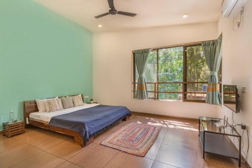 เตียงในห้องที่ SaffronStays Beach Blues, Alibaug