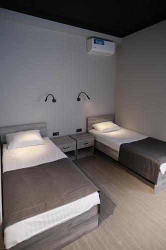 Habitación con 2 camas en una habitación en Vip Avtim hotel, en Uzhhorod