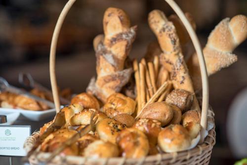 een mand met brood en gebak op een tafel bij Heritage Luxury Suites All Suite Hotel in Lahore