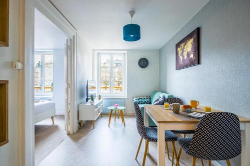 un salon avec une table et des chaises dans l'établissement Le 17-GregIMMO-Appart'Hôtel, à Belfort