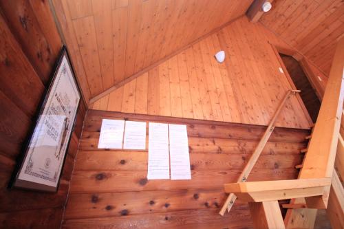 una vista aérea de un ático de madera con una ventana en Log village FIKA / Nasu / Woodstove / Starry sky en Nasu