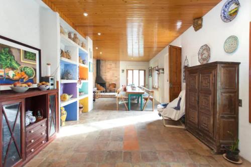ラ・ガリガにあるMASIA CAN SUNYER AGROTURISMOのリビングルームとダイニングルームが備わる広い客室です。