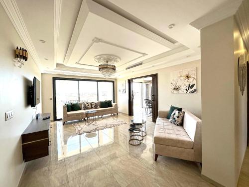 Luxury 3 Bedrooms apartment Sea View, Central AC, WiFi