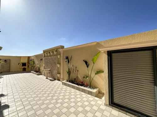 um edifício com uma porta de garagem ao lado em Luxury Sea View 3 Bedrooms, Central AC, WiFi em Rejiche