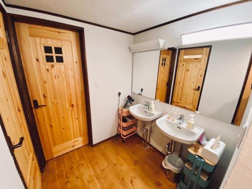 a bathroom with two sinks and a mirror at Azumino Fukuro Guesthouse - Vacation STAY 21913v in Azumino