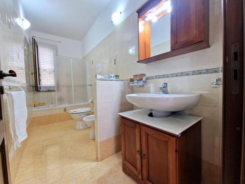 bagno con lavandino e servizi igienici di Rosa's house a Città di Lipari