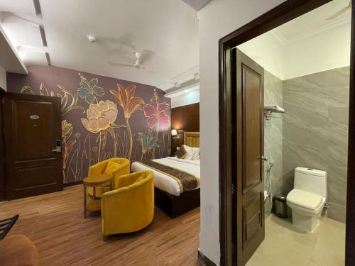 Habitación de hotel con cama y aseo en The Orion - Greater Kailash en Nueva Delhi