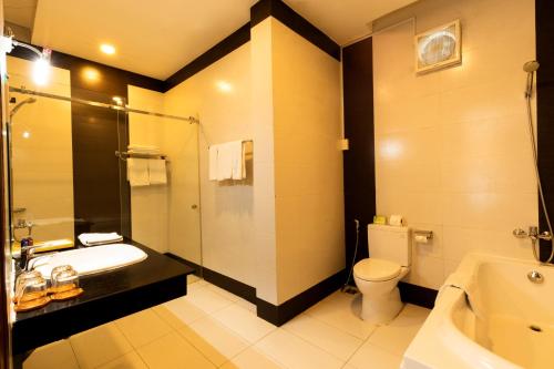 a bathroom with a toilet and a shower and a sink at Airport Saigon Hotel - Gần ẩm thực đêm chợ Phạm Văn Hai in Ho Chi Minh City