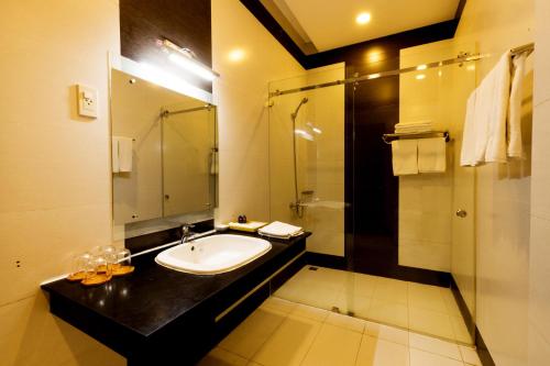 a bathroom with a sink and a shower at Airport Saigon Hotel - Gần ẩm thực đêm chợ Phạm Văn Hai in Ho Chi Minh City