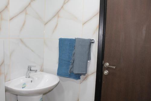 Koupelna v ubytování Samarah Dead Sea Resort Apartment with Sea View FP4 Traveler Award 2025 Winner Thursday, Friday & Saturday Groups consisting solely of male guests are not permitted