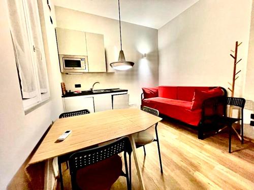 uma sala de estar com um sofá vermelho e uma mesa em WelcomeVerona em Verona