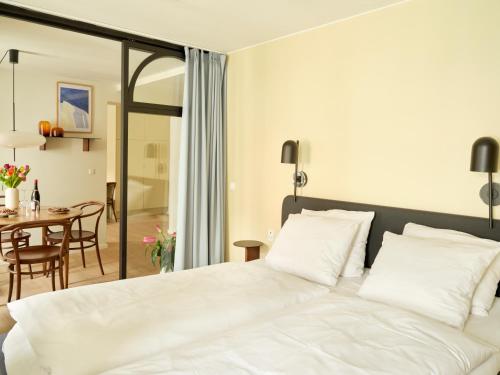 Postel nebo postele na pokoji v ubytování Apēron Apartment Hotel