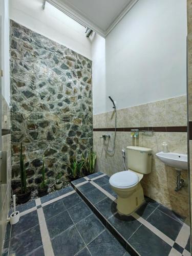 a bathroom with a toilet and a sink at Sekar Tanjung in Yogyakarta